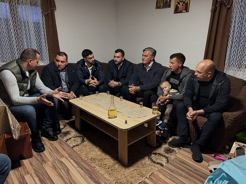 БАЊАЛУКА, 26. ОКТОБРА /СРНА/ - Министар за научнотехнолошки развој и високо образовање Републике Српске Синиша Каран посјетио је данас у селу Дујаковци, на Мањачи, породицу Гатарић - Јовану, Раду и њихово троје дјеце.
