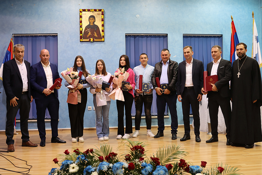 УГЉЕВИК, 26. ОКТОБРА /СРНА/ - Одржана свечана сједница поводом крсне славе општине Угљевик - Света Петка Параскева.