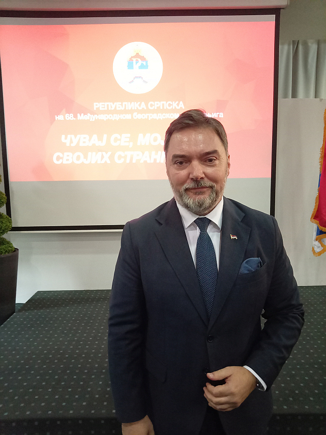 БЕОГРАД, 27. ОКТОБРА /СРНА/ - Министар спољне трговине и економских односа у Савјету министара Сташа Кошарац уочи свечаног отварања наступа Републике Српске на Сајму књига.