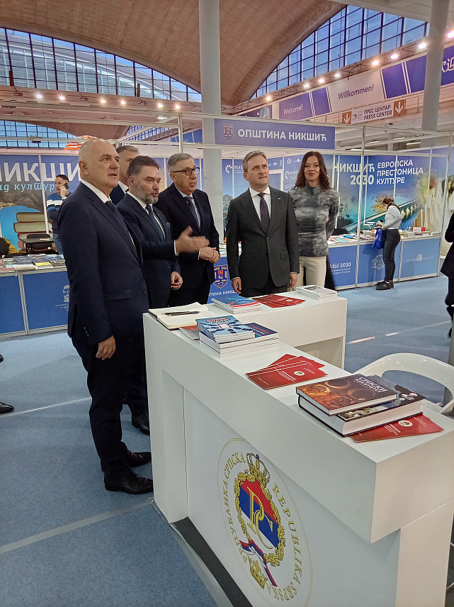 БЕОГРАД, 27. ОКТОБРА /СРНА/ - Министар просвјете и културе Републике Српске Боривоје Голубовић и министар културе Србије Никола Селаковић обишли су штанд Републике Српске на 68. Међународном београдском сајму књига