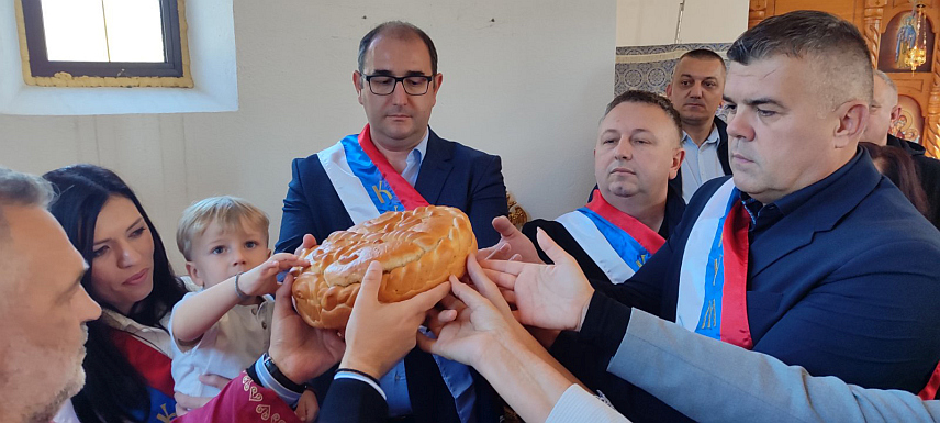 МАГЛАЈ, 27. ОКТОБРА /СРНА/ - Храм Свете Петке Параскеве у мјесту Доња Бочиња у Маглају прославио је данас крсну славу, а храмовни кумови били су посланик у Представничком дому Парламентарне скупштине БиХ Сања Вулић и директор Болнице "Свети апостол Лука" из Добоја Младен Гајић.