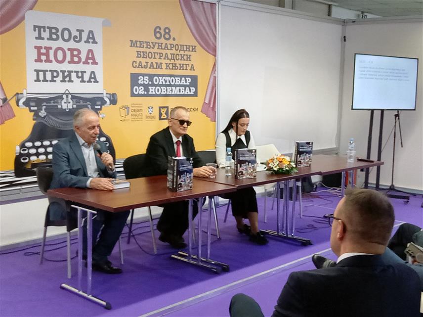 БЕОГРАД, 27. ОКТОБРА /СРНА/ - На београдском Сајму књига данас је представљена књига "Доба исламизма и терора – Босна, одскочна даска глобалног тероризма" у којој је аутор Џевад Галијашевић чињенично и документовано указао да је БиХ већ деценијама база свјетских терориста, што политичко Сарајево којем одговара њихово присуство, као и Запад, скривају под тепих.