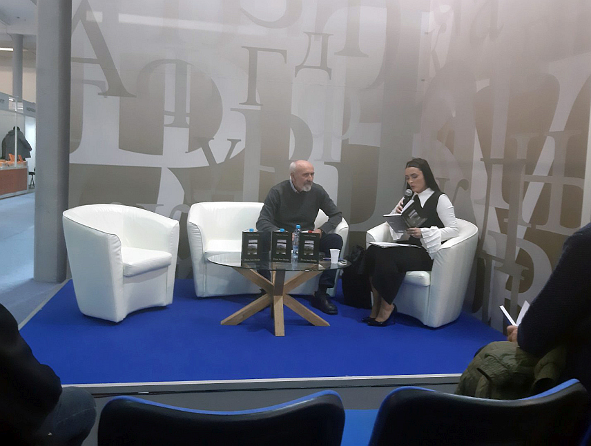 БЕОГРАД, 27. ОКТОБРА /СРНА/ - Српско просвјетно и културно друштво "Просвјета" Београд представило је на београдском Међународном сајму књига допуњено издање свог зборника "Српски идентитет", а на промоцији је истакнуто да борба за српски идентитет, језик, писмо, културу, вјеру и цркву данас постаје прворазредни задатак.