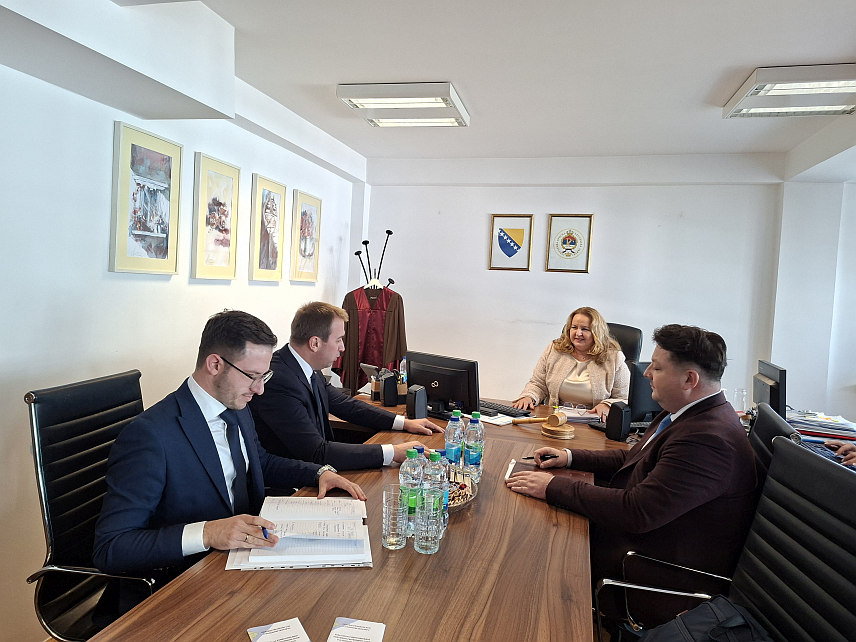 ИСТОЧНО САРАЈЕВО, 28. ОКТОБРА /СРНА/ - Министар правде Републике Српске Горан Селак са предсједником Окружног привредног суда у Источном Сарајеву Сандром Радош Чатак.