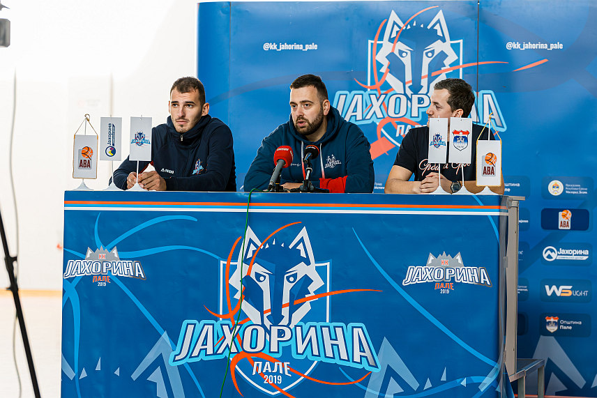 ПАЛЕ, 28. ОКТОБРА /СРНА/ - Тренер Кошаркашког клуба /КК/ "Јахорина" са Пала Слободан Нинић, капитен Кошаркашког клуба "Јахорина" Рајко Гутаљ и представник Хуманитарне организације "Срби за Србе" Марко Маунага на конференцији за новинаре.