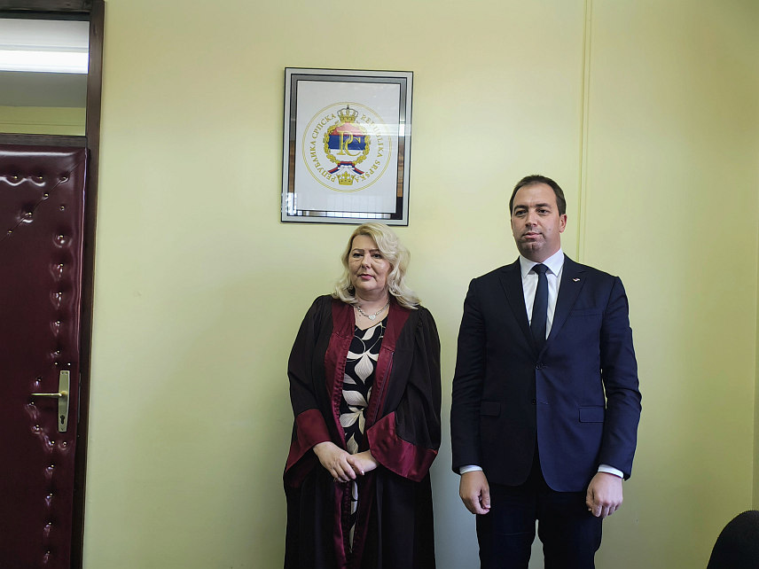 СOКОЛАЦ, 28. ОКТОБРА /СРНА/ - Министар правде Републике Српске Горан Селак посјетио је данас Основни суд на Сокоцу гдје је разговарао са предсједницом тог Суда и секретаром.