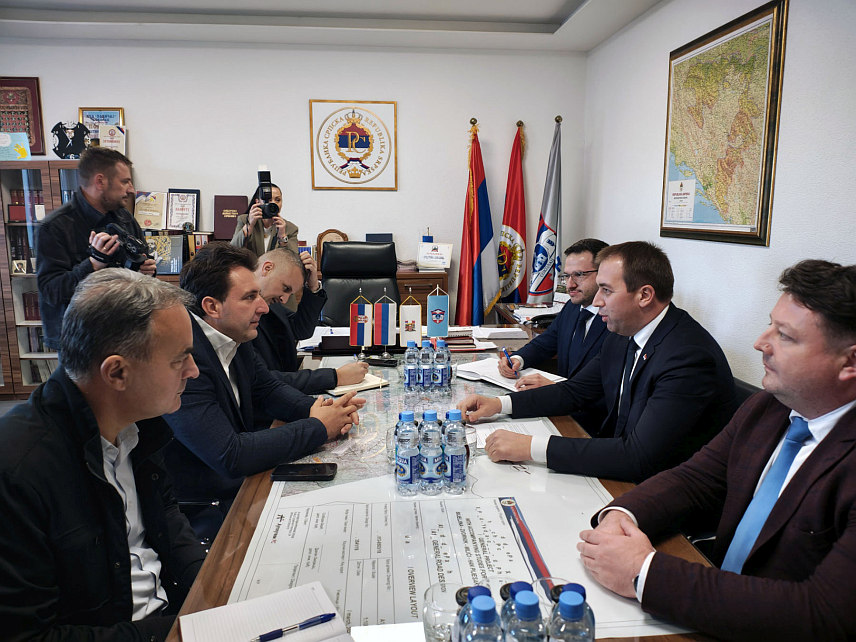 СОКОЛАЦ, 28. ОКТОБРА /СРНА/ - Министар правде Републике Српске Горан Селак на састанку са начелником општине Соколац Страхињом Башевићем.