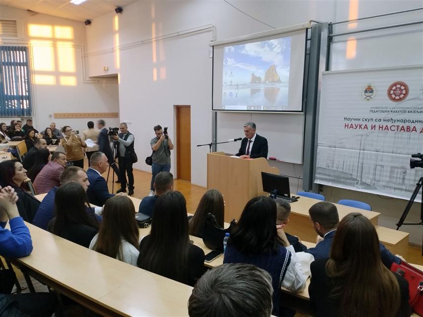 БИЈЕЉИНА, 28. ОКТОБРА /СРНА/ - Министар за научнотехнолошки развој и високо образовање Републике Српске Синиша Каран изјавио је на вечерашњем предавању студентима у Бијељини да уставно-правно насиље над Републиком Српском које траје 30 година има само један циљ - унитаризацију БиХ.