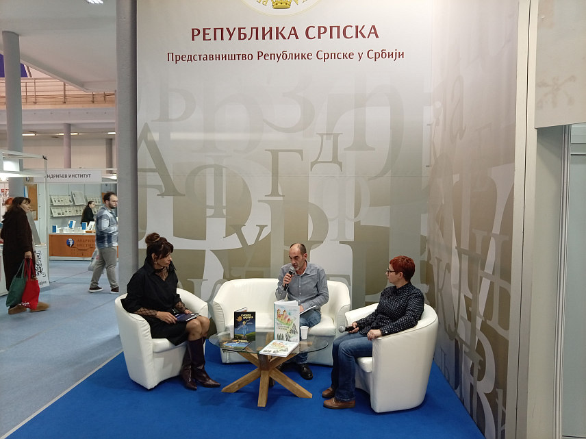 БЕОГРАД, 28. ОКТОБРА /СРНА/ - Народна и универзитетска библиотека Републике Српске представила је вечерас на Међународном сајму у Београду своја издања, међу којима је и "Прича о манастиру Гомионица" архимандрита Платона.