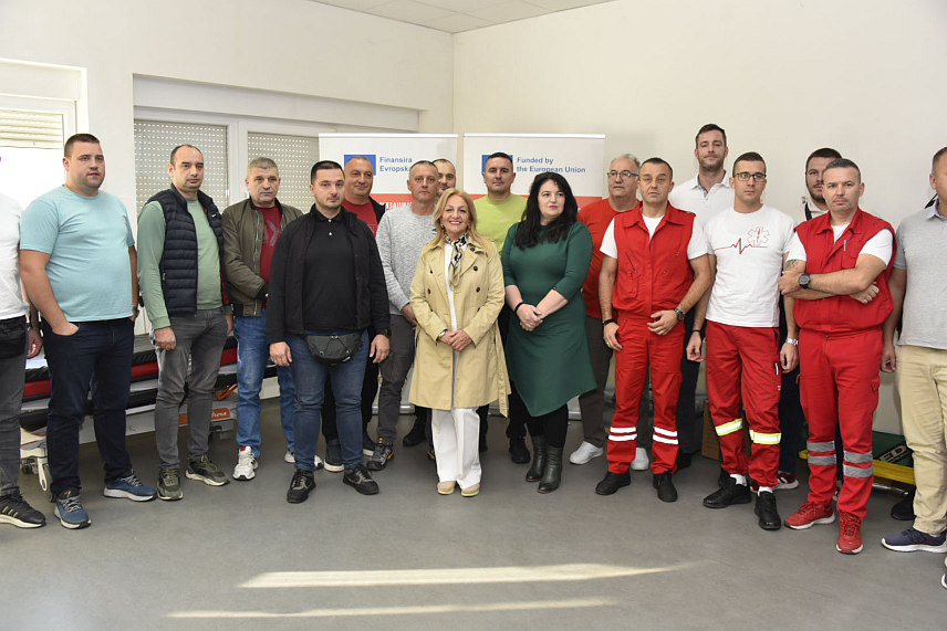 БАЊАЛУКА, 29. ОКТОБРА /СРНА/ - За возаче санитетских возила хитне помоћи данас је на Универзитетском клиничком центру Републике Српске у Бањалуци одржана једнодневна обука.