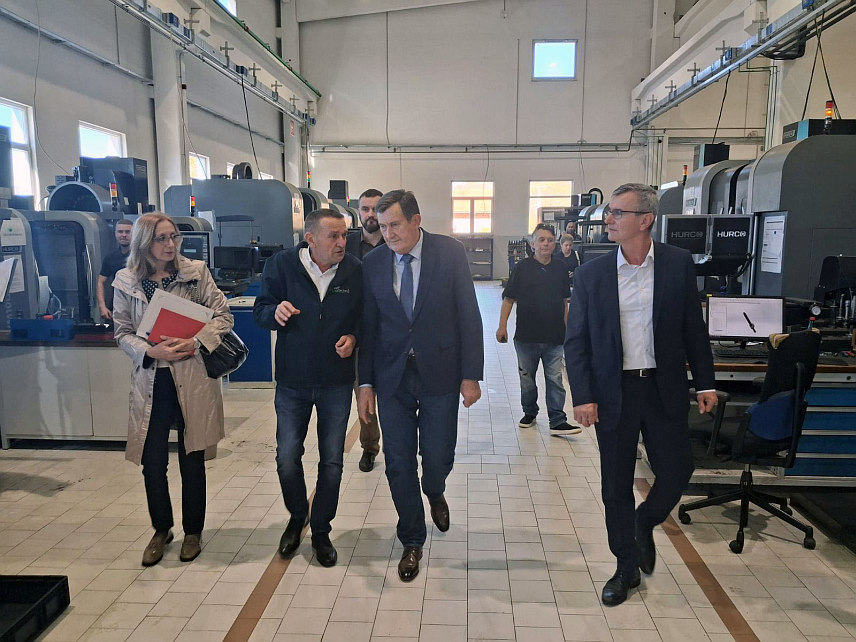 КОТОР ВАРОШ, 29. ОКТОБРА /СРНА/ - Министар привреде и предузетништва Републике Српске Војин Митровић данас је са начелником општине Котор Варош Зденком Саканом посјетио привредно друштво "Сим техник" из области металне индустрије.