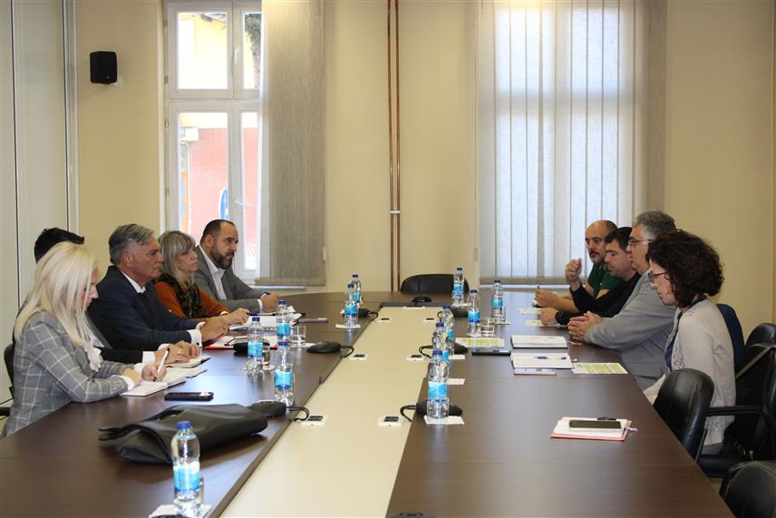 БАЊАЛУКА, 29. ОКТОБРА /СРНА/ - Предсједник Синдиката образовања, науке и културе Републике Српске Драган Гњатић и министaр за научнотехнолошки развој и високо образовање Српске Синишa Каран договорили су начин рада у вези са припремом конкретних приједлога за побољшање статуса запослених у високом образовању и студентском стандарду.