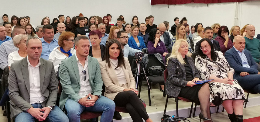 ДОБОЈ, 29. ОКТОБРА /СРНА/ - Економска школа из Добоја организовала је данас свечаност поводом обиљежавања 70 година рада током које су истакнута ученичка и постигнућа ове образовне установе.