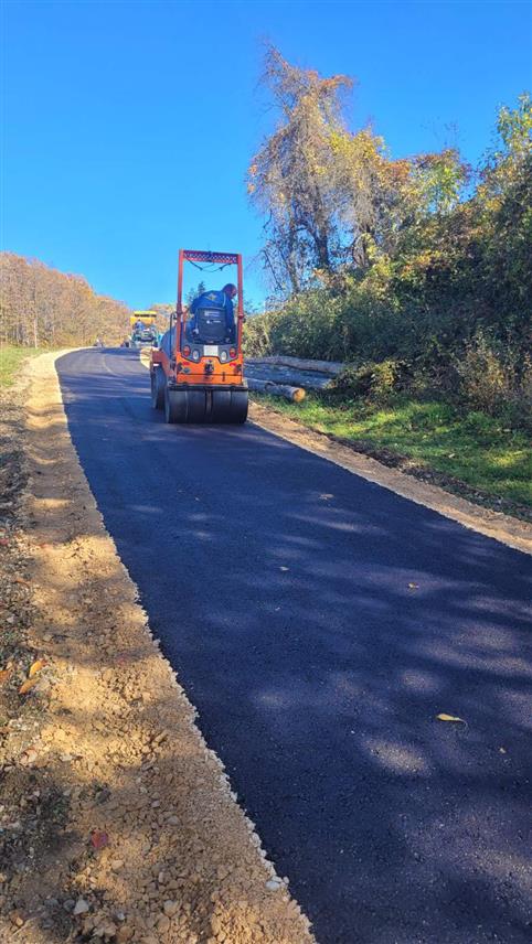 БАЊАЛУКА, 29. ОКТОБРА /СРНА/ - Асфалтирање саобраћајнице у засеоку Мишићи код Бањалуке.