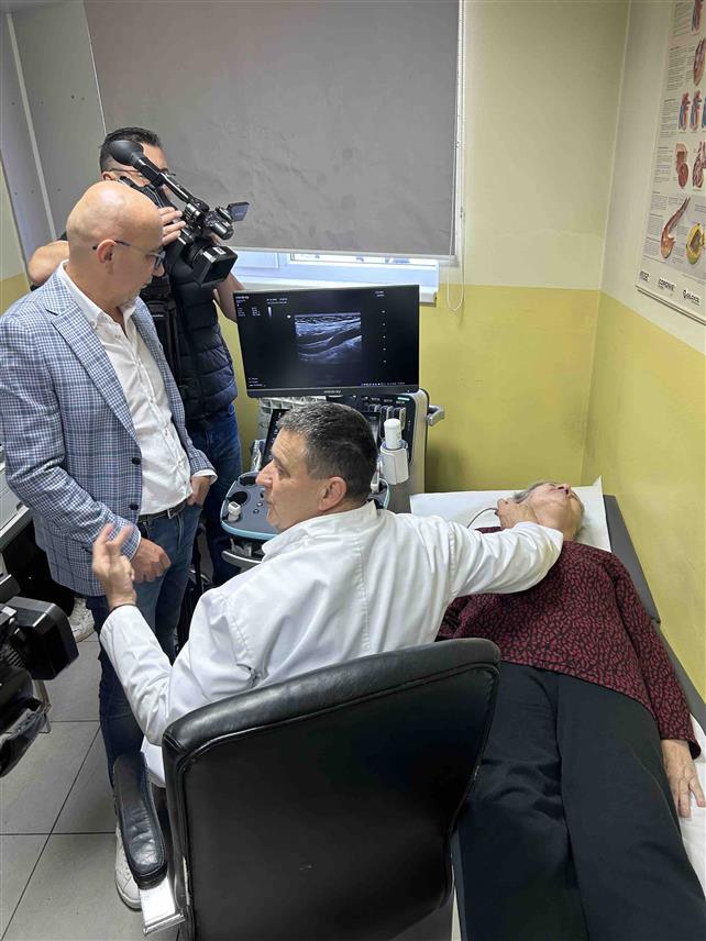 БАЊАЛУКА, 29. ОКТОБРА /СРНА/ - Генерални директор Универзитетског клиничког центра /УКЦ/ Републике Српске Владо Ђајић и начелник Клинике за неурологију УКЦ-а Синиша Миљковић у акцији превентивних прегледа пацијената, ултразвука крвних судова главе и врата са циљем да се откривају пацијенти који су јако ризични за настанак можданог удара.