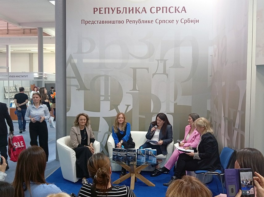 БЕОГРАД, 29. ОКТОБРА /СРНА/ - Друштво библиотекара Републике Српске представило је на Сајму књига у Београду издања "Библиотека у школи новог вијека" аутора Данијеле Мандић и "Дигитализација у библиотекама у Републици Српској" аутора Маје Дејановић.