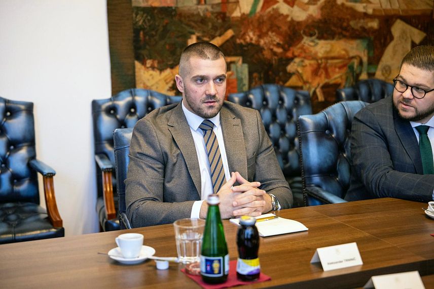 БАЊАЛУКА, 29. ОКТОБРА /СРНА/ - Шеф Клуба посланика Уједињене Српске у Народној скупштини Републике Српске Александар Трнинић разговарао је данас у Братислави са потпредсједником словачке Социјалдемократске партије и послаником у словачком парламенту Маријаном Керијем о политичкој ситуацији у БиХ.