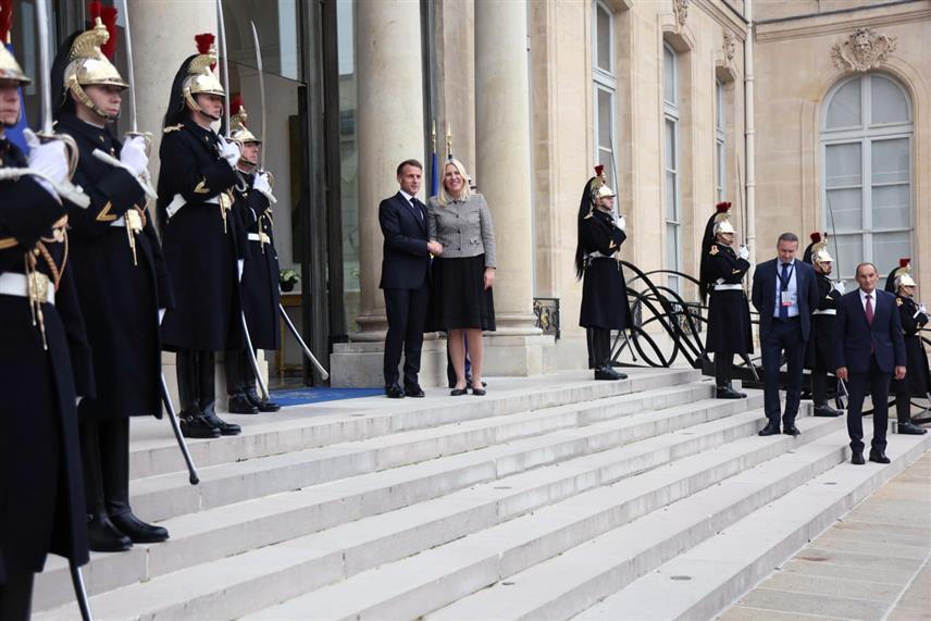 ПАРИЗ, 29. ОКТОБРА /СРНА/ - Српски члан Предсједништва БиХ Жељка Цвијановић истакла је данас на састанку у Паризу са француским предсједником Емануелом Макроном да је Кристијан Шмит својим нелегалним и неуставним дјеловањем проузроковао највећу кризу у БиХ у посљедњих 30 година и да је ради њеног превазилажења неопходно да се пониште механизми страног интервенционизма, а да се БиХ мора вратити њеним народима и демократским институцијама.