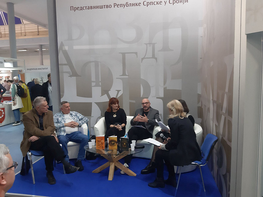 БЕОГРАД, 29. ОКТОБРА /СРНА/ - Завод за уџбенике и наставна средства Источно Сарајево представио је на Међународом сајму књига у Београду три књиге са конкурса "Златна сова" и то "Лето господње 1976" аутора Новице Новаковића, "Легенда о седам праведника" аутора Мирослава Живановића и "Сепија" аутора Гордане Опалић.