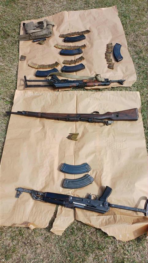 ДОБОЈ, 2. ОКТОБРА /СРНА/ - Полиција је на подручју Добоја пронашла и одузела војно наоружање, опрему и муницију током претреса куће и помоћних објеката које користи лице иницијала М. А. са подручја Дервенте.