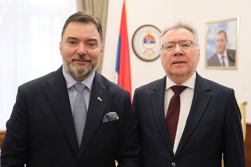 САРАЈЕВО, 2. ОКТОБРА /СРНА/ - Министар спољне трговине и економских односа у Савјету министара Сташа Кошарац разговарао је данас у Сарајеву са амбасадором Руске Федерације Игором Калабуховом.