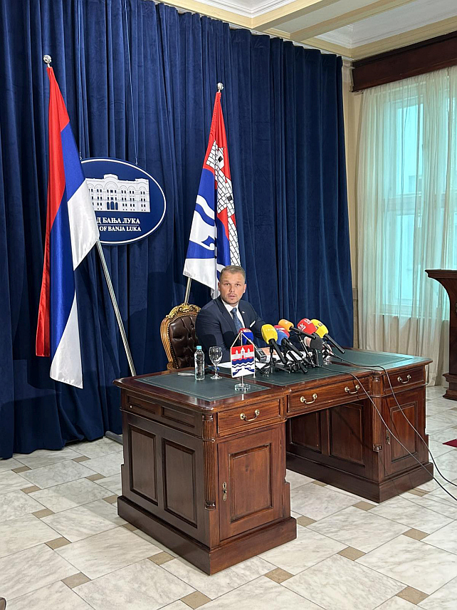 БАЊАЛУКА, 2. ОКТОБРА /СРНА/ - Предсједник ПДП-а Драшко Станивуковић потврдио је данас у Бањалуци да ће у наредне двије до три седмице бити озваничено формирање новог политичког покрета на чијем челу би, како је рекао, требало да се нађе.