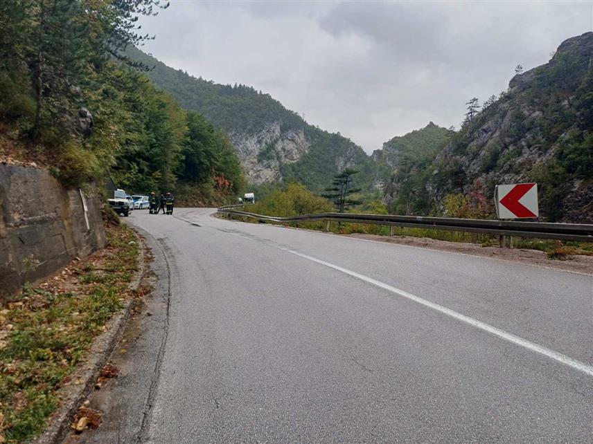 ВИШЕГРАД, 2. ОКТОБРА /СРНА/ - Према граничном прелазу Вардиште обустављен је саобраћај због саобраћајне незгоде у вишеградском мјесту Оплаве, речено је Срни у Полицијској станици Вишеград.