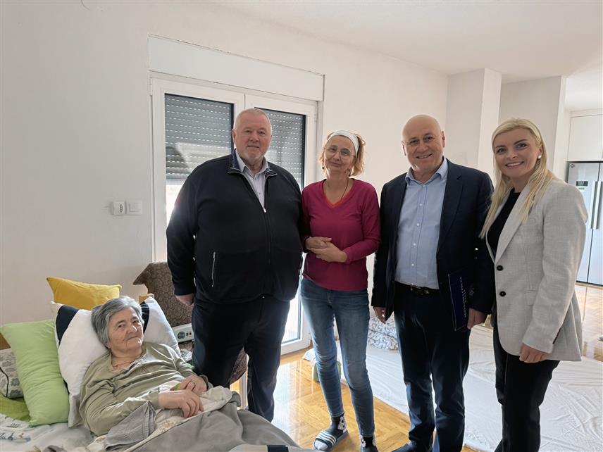 МОСTАР, 2. ОКTОБРА /СРНА/ - Директор Секретаријата за расељена лица и миграције Републике Српске Давор Чордаш и замјеник директора Гојко Јотић посјетили су данас породицу Бован у мостарском насељу Врапчићи којој је кућа страдала у невремену почетком септембра, те обишли радове на обнови објекта за шта је Влада Српске иницијално одобрила 15.000 КМ.
