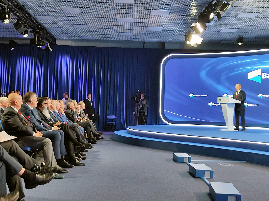 СОЧИ, 2. ОКТОБРА /СРНА/ - Предсједник Руске Федерације Владимир Путин отворио је данас у Сочију пленарну сједницу 22. годишњег састанка Међународног дискусионог клуба "Валдај" којој присуствује и предсједник Републике Српске Милорад Додик.