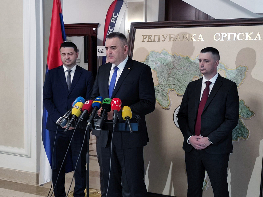БАЊАЛУКА, 30. ОКТОБРА /СРНА/ - Предсједник Владе Републике Српске Саво Минић на конференцији за новинаре уочи Међународне конференције "Безбједност саобраћаја у локалној заједници" одржане данас у Бањалуци.	