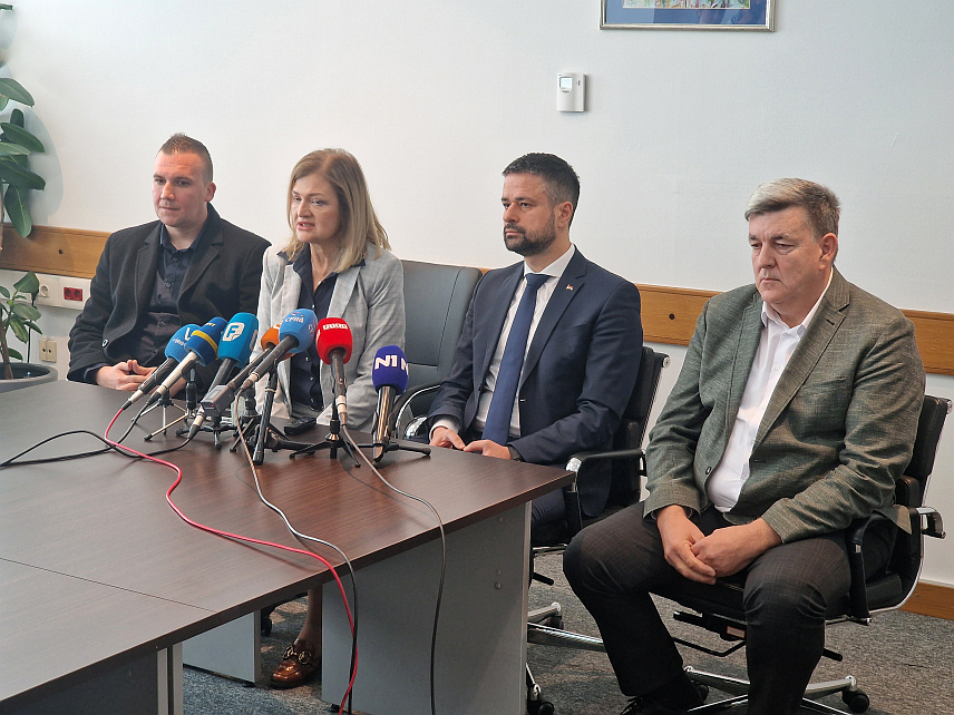 САРАЈЕВО, 30. ОКТОБРА /СРНА/ - Министар финансија и трезора у Савјету министара Срђан Амиџић и представници Синдиката запослених у заједничким институцијама БиХ.
