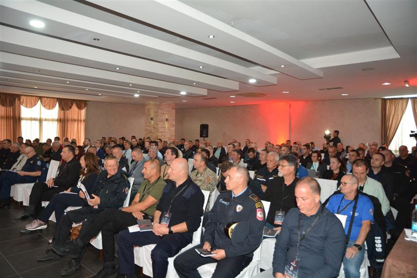 ПРИЈЕДОР, 30. ОКТОБРА /СРНА/ - У Приједору је отворен међународни стручни семинар "Спасавање ИТ 2025", посвећен примјени савремених технологија и јачању капацитета служби које свакодневно брину о безбједности грађана.