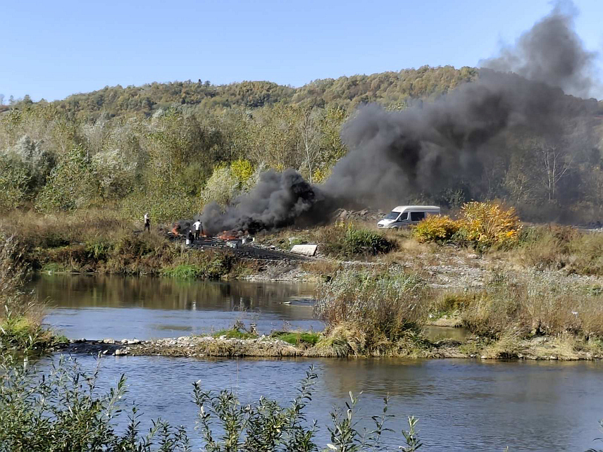 ДОБОЈ, 30. ОКТОБРА /СРНА/ - Пет лица затечено је приликом нелегалног одлагања отпада у добојском насељу Кладари и против њих ће бити покренуте санкције.