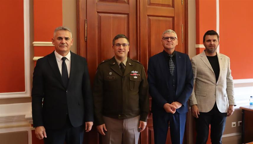 БРЧКО, 30. ОКTОБРА /СРНА/ - Нема пута у НАTО без сагласности Републике Српске јер је то питање суверене воље у БиХ, потврђено је данас на састанку градоначелника Брчког Синише Милића са командантом НАTО штаба у БиХ, бригадним генералом Метјуом Валасом.