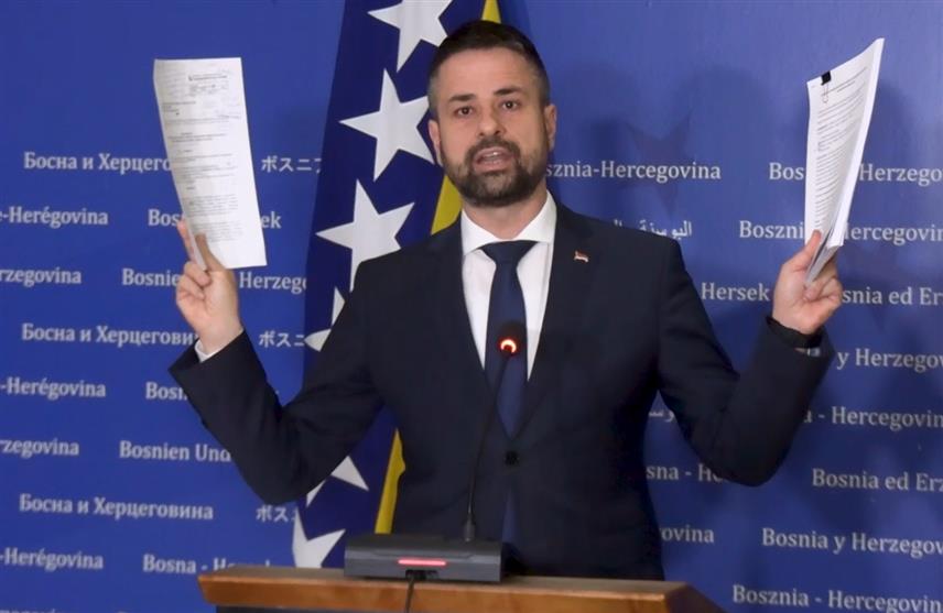 САРАЈЕВО, 30. ОКТОБРА /СРНА/ - Министар финансија и трезора у Савјету министара Срђан Амиџић изјавио је да партије из Федерације БиХ /ФБиХ/ сматрају да средства настала акумулацијом, јер није дошло до раста плата запосленим у институцијама БиХ, треба усмјерити БХРТ-у и установама културе, а не радницима.	


