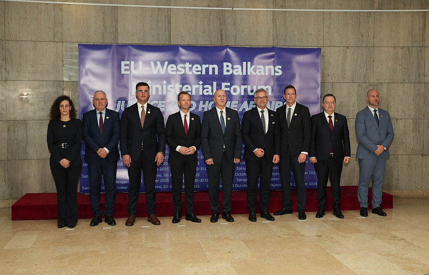 БЕОГРАД/САРАЈЕВО, 30. ОКТОБРА /СРНА/ - Министар унутрашњих послова Србије Ивица Дачић учествује у Сарајеву на министарском форуму "ЕУ - западни Балкан" у области правосуђа и унутрашњих послова.