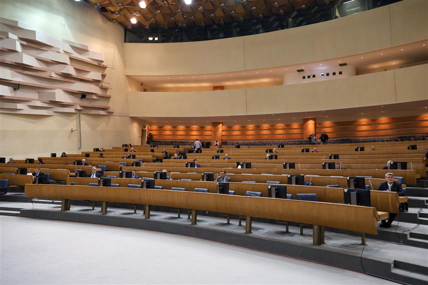 САРАЈЕВО, 30. ОКТОБРА /СРНА/ - Hова сједница Представничког дома Парламентарне скупштине БиХ у Сарајеву на којој ће посланици разматрати извјештај комисије Колегијума о настојању за постизање сагласности о приједлогу посланика Саше Магазиновића за уврштавање у дневни ред тачке која се односи на формирање канцеларије главног преговарача са ЕУ.