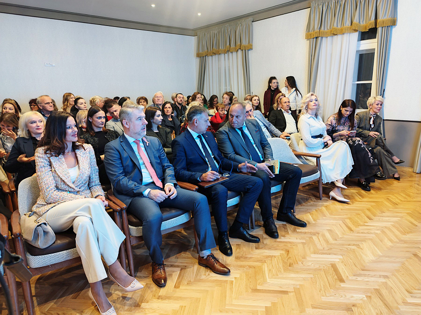 БАЊАЛУКА, 31. ОКТОБРА /СРНА/ - У Кући Милановића у Бањалуци вечерас је одржан умјетнички програм током којег су потпредсједнику Владе Републике Српске Алену Шеранићу и министру просвјете и културе Боривоју Голубовићу уручене захвалнице.