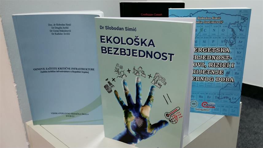 ДОБОЈ, 31. ОКТОБРА /СРНА/ - У Добоју је промовисана књига професора Слободана Симића "Еколошка безбједност" о друштвено-политичком значају еколошке безбједности и природним конституентима животне средине, узроцима њене угрожености и посљедицама, те рјешењима са међународног-правног становишта.