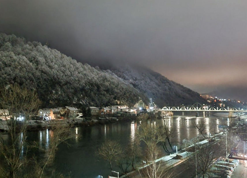 ЗВОРНИК, 3. ОКТОБРА /СРНА/ - На подручју Зворника јутрос је предузеће "Зворник стан" почело са пробним гријањем стамбених и пословних простора због ниске температуре ваздуха.
