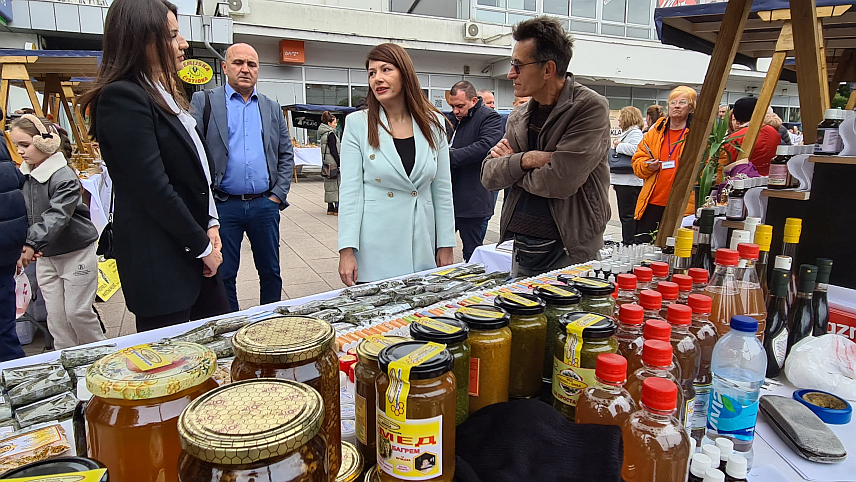 ДОБОЈ, 3. ОКТОБРА /СРНА/ - Министар пољопривреде, шумарства и водопривреде Републике Српске Анђелка Кузмић отворила је у Добоју Шести пољопривредни сајам чланова регионалног кластера "Пољокласт" на којем је разноврсне домаће пољопривредне производе и рукотворине изложило 26 учесника.