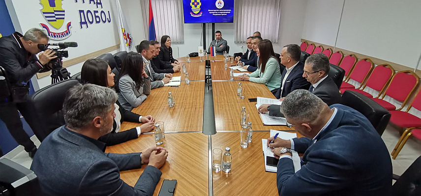 ДОБОЈ, 3. ОКТОБРА /СРНА/ - Министар пољопривреде, шумарства и водопривреде Републике Српске Анђелка Кузмић на састанку у Добоју са градоначелником Борисом Јеринићем.