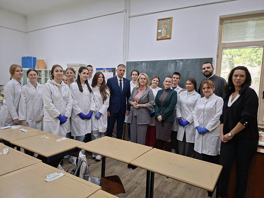 ДОБОЈ, 3. ОКТОБРА /СРНА/ - Министар просвјете и културе Републике Српске Боривоје Голубовић данас током посјете Дому ученика у Добоју.	