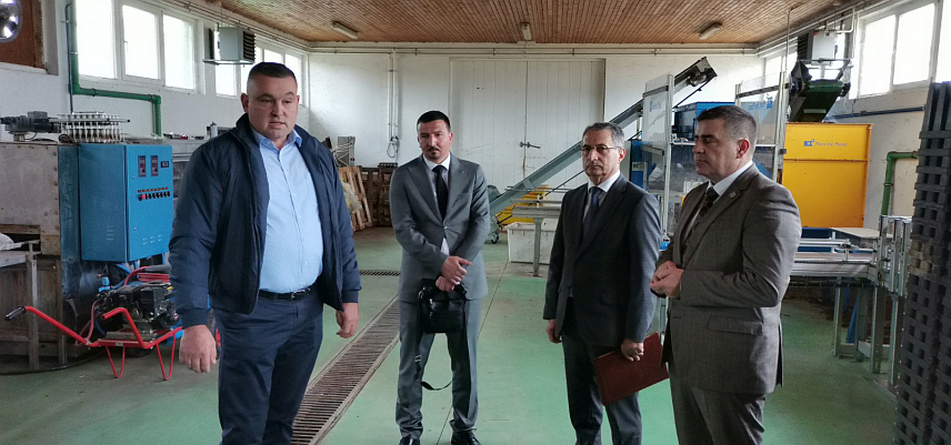 ДОБОЈ, 3. ОКТОБРА /СРНА/ - Помоћник министра у ресору шумарства, ловства и прераде дрвета Раденко Лакетић са директором "Шума Републике Српске" Блашком Каурином у Добоју обишао Шумско газдинство и Центар за сјеменско-расадничку производњу у Становима.