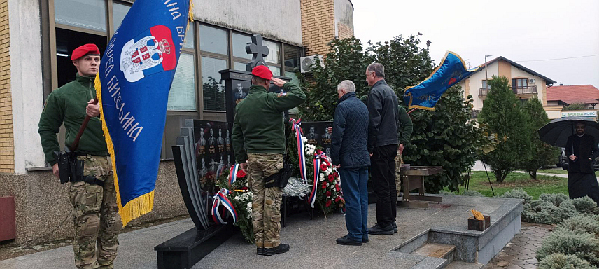 БИЈЕЉИНА, 3. ОКТОБРА /СРНА/ - У Бијељини је данас служен помен за 18 бораца Четвртог одреда Специјалне бригаде полиције Републике Српске који су погинули у Одбрамбено-отаџбинском рату и поручено да ће хероји живјети вјечно, као и Република Српска за коју су дали животе.	
