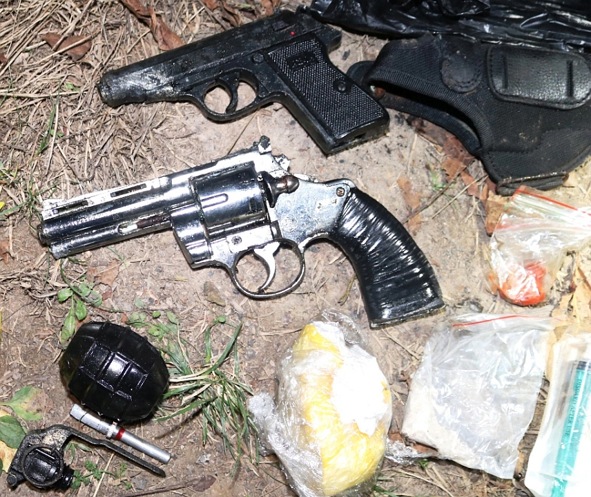 ТУЗЛА, 3. ОКТОБРА /СРНА/ - Против мушкарца из Грачанице чији су иницијали С.Х. /37/ биће достављен извјештај Тужилаштву Тузланског кантона због посједовања веће количине оружја и муниције, саопштено је из Управе полиције МУП-а Тузланског кантона.