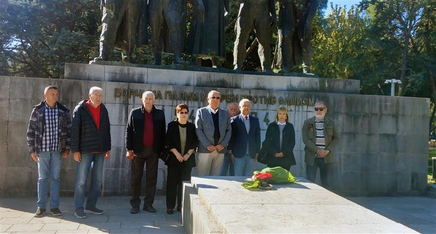 TРЕБИЊЕ, 4. ОКТОБРА /СРНА/ - Полагањем вијенаца и цвијећа на Споменик борцима палим у борби против фашизма од 1941-1945. године, данас је у Требињу обиљежен 4. октобар - Дан ослобођења Требиња у Другом свјетском рату.	