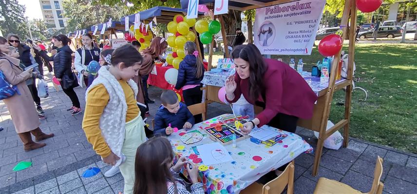 ДОБОЈ, 4. ОКТОБРА /СРНА/ - У Добоју је данас отворен пети "Сајам дјечије радости", која се поводом Међународне недјеље дјетета, одржава се у Парку народних хероја у организацији Удружења породица са троје и више дјеце "Понос" из овог града.