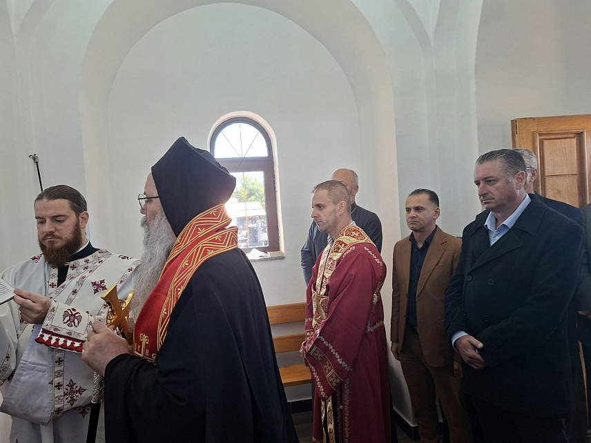 ШАМАЦ, 4. ОКTОБРА /СРНА/ - Његово преосвештенство митрополит зворничко-тузлански Фотије данас је са свештенством освештао Капелу Светих српских новомученика јасеновачких у Шкарићу код Шамца.