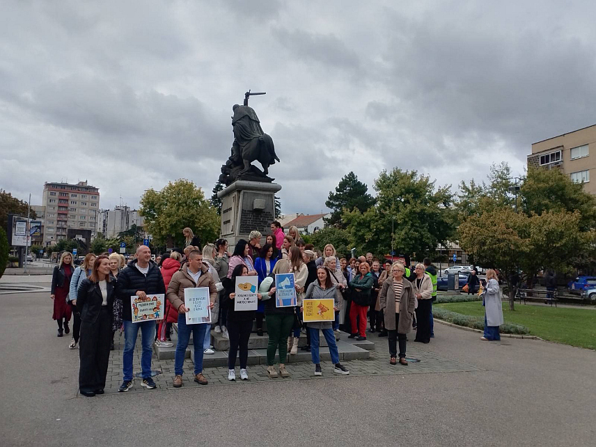БИЈЕЉИНА, 6. ОКТОБРА /СРНА/ - Радници јавног вртића "Чика Јова Змај" у Бијељини који брину о 900 дјеце данас су поново протестном шетњом изразили незадовољство због константног кашњења плата и накнада из градског буџета.